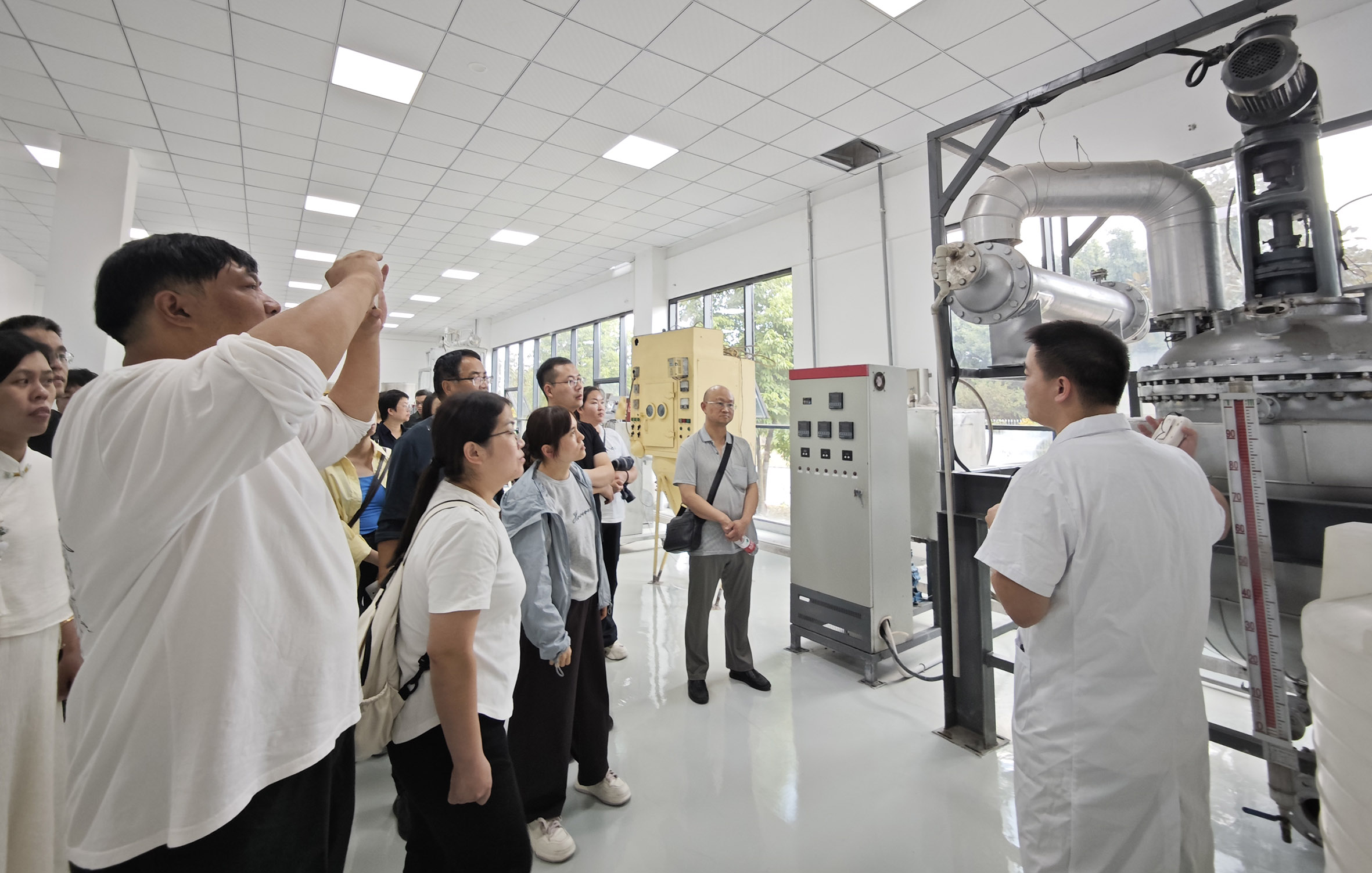 井礦鹽檢測(cè)中心迎來(lái)全國(guó)鹽業(yè)質(zhì)檢會(huì)議代表參觀交流